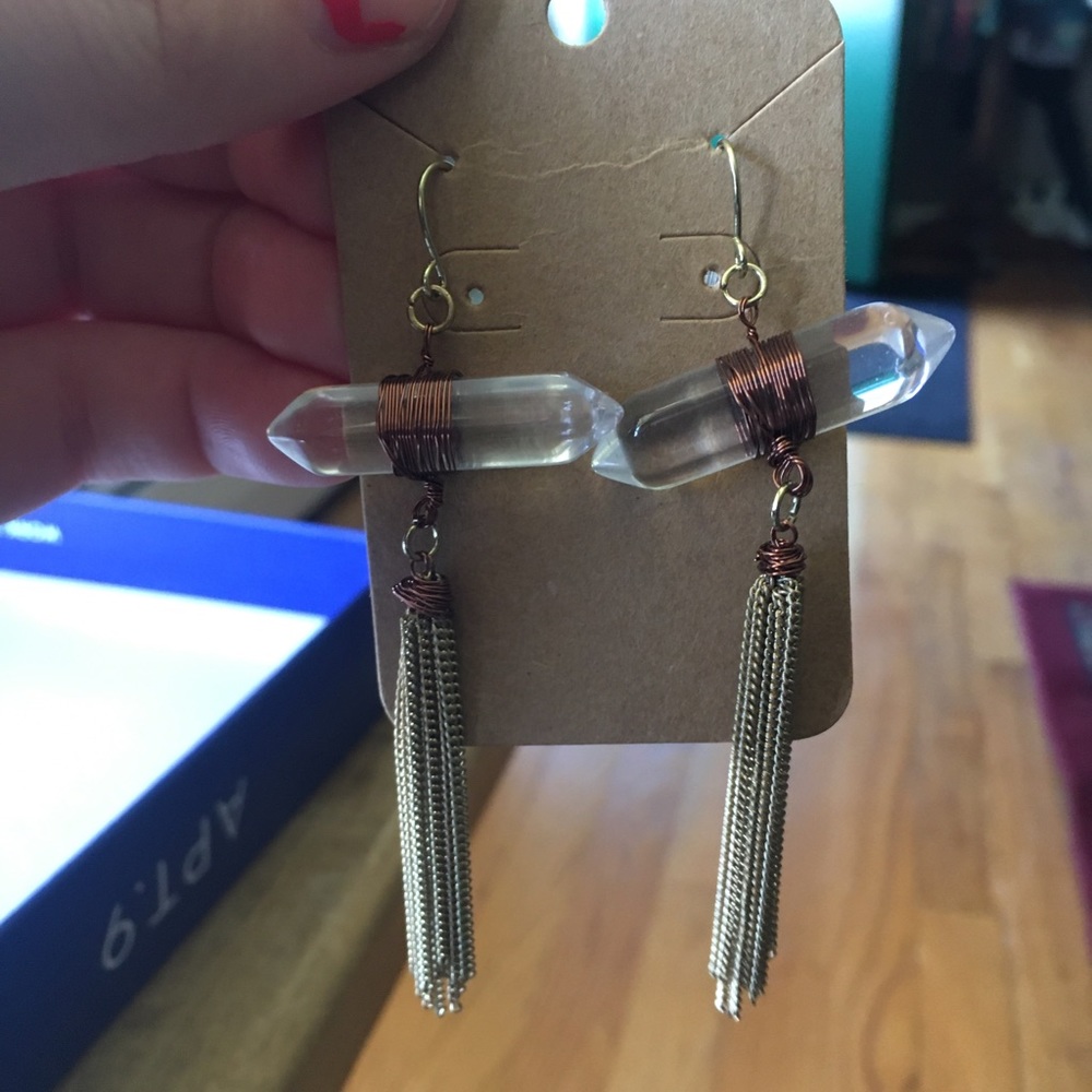 Dangly earrings with clean stone